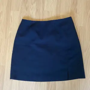 Svart kjol från hm med en liten slit på sidan, aldrig andvänd, storlek 40!
