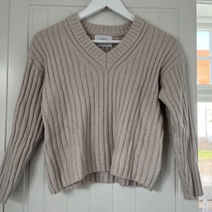 Stickad tröja  - En fin beige stickad tröja i bra skick, används ca 2-3 gånger säljs för att den har blivit för kort i ärmarna!