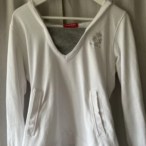 lite y2k hoodie - jättefin lite y2k tröja!! kan tvätta innan jag postar. Inga hål som jag har sett så den är i rätt så bra skick. Sitter bra på mig som brukar ha xs-s i hoodies💞