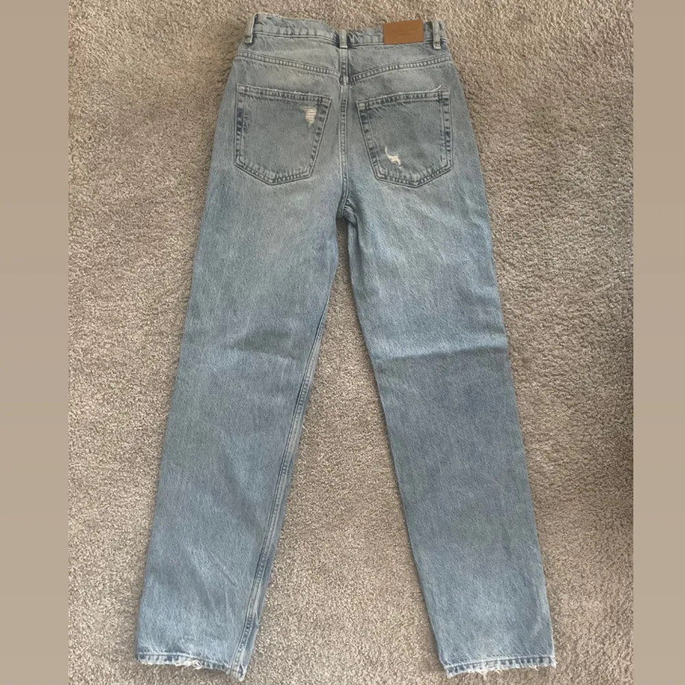 Jeans från Gina, som nya, säljer för jag inte gillar modellen på mig❤️ (väcken man ser på benen är för att dem legat vikta i garderob). Jeans & Byxor.