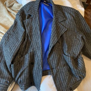 Jätte snygg jacka  - Jätte snygg jacka köpt secondhand passar perfekt overzised på mig som brukar ha medium 