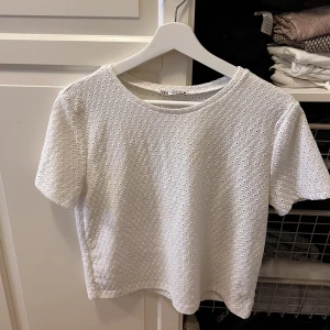t-shirt  - supersöt vit tröja från zara stl xl men skulle säga att den passar m 