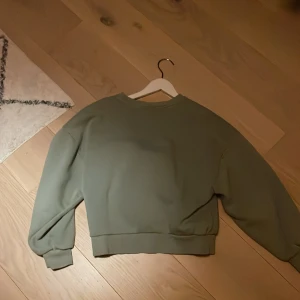Grön tröja  - En fin grön tröja använ några gånger❤️❤️