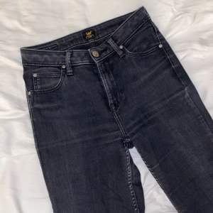 Sköna svarta jeans från Lee i storlek W26 L33. Modellen heter scarlett high. Dessa är väl använda och har en liten defekt på ena knät (se sista bilden) därav ett bra pris☺️💕