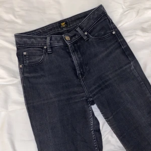 Jeans  - Sköna svarta jeans från Lee i storlek W26 L33. Modellen heter scarlett high. Dessa är väl använda och har en liten defekt på ena knät (se sista bilden) därav ett bra pris☺️💕