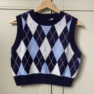 Rutig väst/topp H&M - Fin rutig väst i kort modell. Aldrig använd pga för liten. Strl S. Kan användas som den är eller som en pullover. 