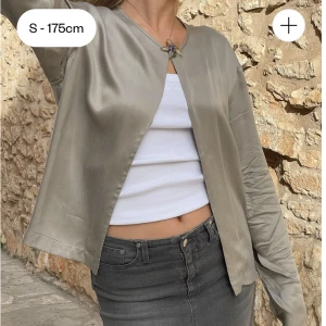 Dream cardigan rain - Intressekoll på min dream cardigan från Djerf avenue i färgen Rain. Älskar verkligen den men är lite sugen på att kanske byta den till någon av de andra färgerna (dream eller vanliga tyget) i M/L, eller ev. Sälja till bra pris. Nypris: 1300kr