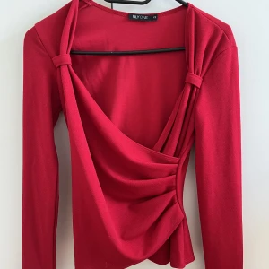 Superfin röd topp/blus - Fin topp/blus från NELLY. Använd några gånger och i fint skick, storlek XS