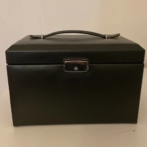 Smyckeskrin - Ett oanvänd smyckeskrin med många fack och är dessutom bärbar