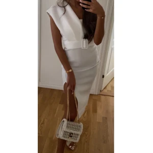 STUDENT KLÄNNING  - Säljer min eleganta student klänning 👗 🫶🤍 Endast använd i 1 timme! Pga hade tre olika klänningar under min student! 🌸 Storlek 32/34