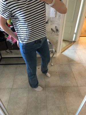 Jeans - Säljer mina mid/low waist jeans, dem används tyvärr inte! Jag är 168 cm lång! 💘