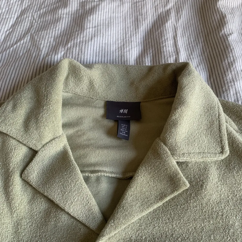 En snygg o skön skjorta från H&M. Den är i materialet frotté. Använd 1 gång. Storlek S men passar även M.. Skjortor.