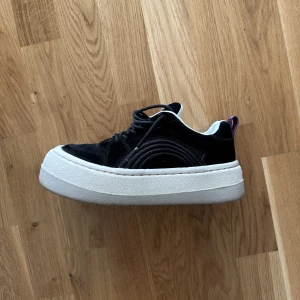 Eytys sonic  - Eytys sonic i black suede. Storlek 38. Fint skick. Dust bag och skokartong medföljer. Köparen står för ev frakt
