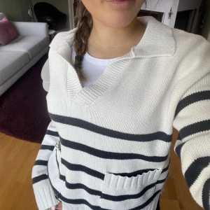 Stickad  - Stickad tröja från lindex som jag köpte förra sommaren. Perfekt över klänning nu i sommar❤️ Fint skick, knappt använd