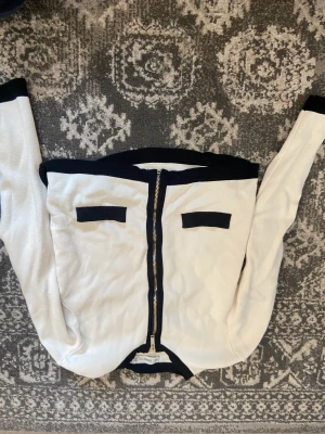 Fin vit tröja  - En jättefin vit tröja från zara med gildig dragkedja och fickor💯säljer för att den inte kommer till användning