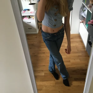 Ljusblå sommar topp - Skön sommar topp i bomull puffar med stora knappar❤️ knappt använd. Frakt tillkommer på 30kr. Storlek 6 motsvarar storlek S