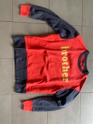 Acne studios sweatshirt - Köpt på Acne Studios. Bra skick storlek xxs men jag köpte den när jag hade S i andra tröjor,så passar dig som har xs/s. vid frågor tvivla inte på att skicka iväg ett meddelande. 