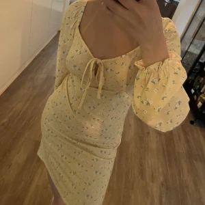 Klänning  - Jättefin klänning till sommaren! Den är från Nelly och går att ha ärmarna off shoulder eller som jag har på bilden. Inköpt på rea för runt 350 kr och storleken är xs. är 152 cm🤎