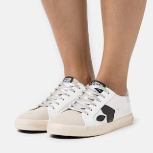 Vita sneakers i storlek 39