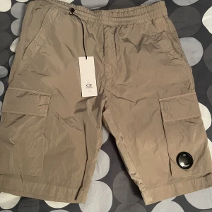 CP company Cargoshorts - Säljer Cargoshorts från CP Company, aldrig använda, prislapp finns kvar. 10/10 skick  Kan prutas ner lite, vill mest få som sålda då dom inte passade mig 