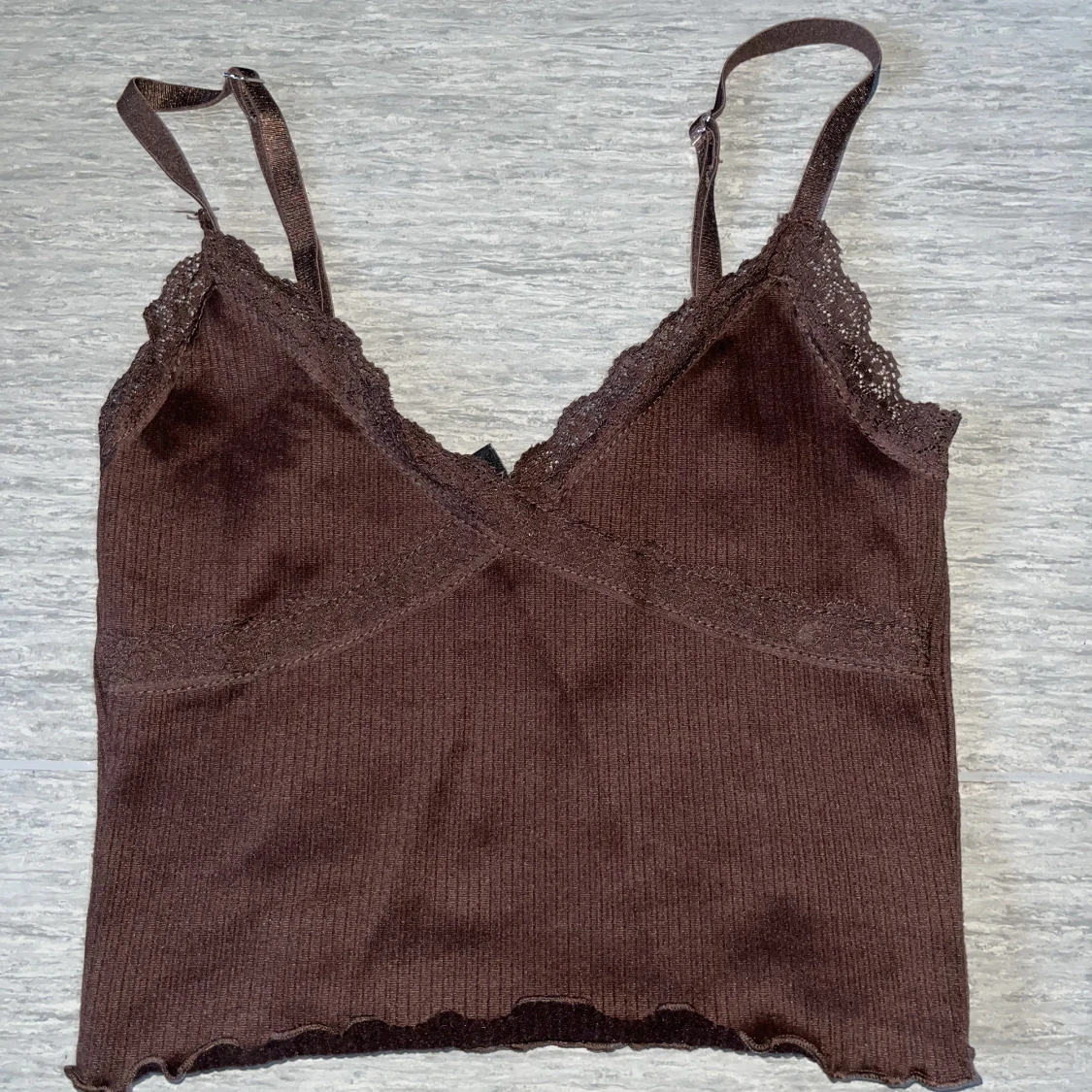Topp med spets brun