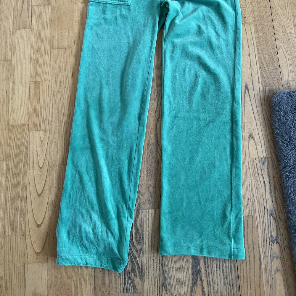 Juicy Couture byxor  (Del Ray Classic Velour Pant) gumdrop green i storlek S. Uppsydda nedtill för att passa till längd ca 165 cm. Lite slitna nedtill men annars i fint skick. . Jeans & Byxor.