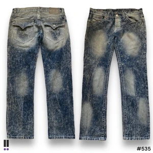 true religion jeans 535 - 💜Model: N/A 💜Tag: w38 💜Waist: 48cm 💜Inseam: 87cm 💜Outseam: 104cm 💜Leg opening: 21cm 💜Flaws: saknar knapp på vänster bakficka, höger bakfickknapp trasig