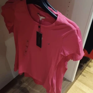 Tommy Hilfiger  - Rosa Tommy Hilfiger t-shirt i storlek xs. Ny.💕