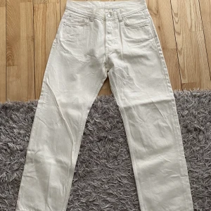 Weekday space jeans  - Supersnygga jeans från Weekday i strl 28x30. Vit härlig färg. Fint skick. Modellen är space.