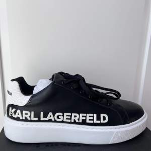 Jättefina HELT NYA Karl Lagerfeld skor! Aldrig använda säljer för att de inte passade mig❣️Dustbag och kartong följer med. Köpta för 2300