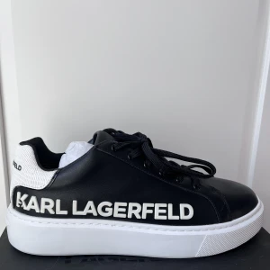KARL LAGERFELD SKOR - Jättefina HELT NYA Karl Lagerfeld skor! Aldrig använda säljer för att de inte passade mig❣️Dustbag och kartong följer med. Köpta för 2300