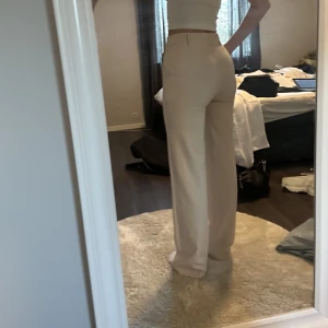 Kostymbyxor  - Kostymbyxor från madlady. Använda en gång. Säljer då de inte kommer till användning. Jag är ca 170 och byxorna är i längden 32💕Nypris 649kr