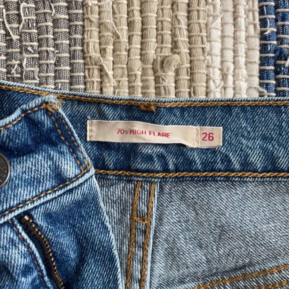 Riktigt fina Levi’s, säljer på grund av att jag har för många jeans.  Originalpriset ligger på 1 256kr, använda en gång, säljer för 599kr🌸 Jag är 165 cm. DM vid intresse, priset kan diskuteras💗 . Jeans & Byxor.