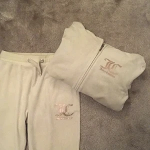 Juicy couture set  - Säljer mitt juicy couture set i färgen vanilla ice då de inte passar längre❤️Det går också att köpa den enskilt (400kr). De är i storleken 10-11 men de passade mig när jag var ca 145cm. Köpta för 1400kr. Skriv för fler bilder❤️Tryck inte på köp nu!
