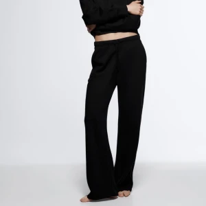 LÅGMIDJADE MJUKSBYXOR - lågmidjade svarta raka mjukisbyxor 