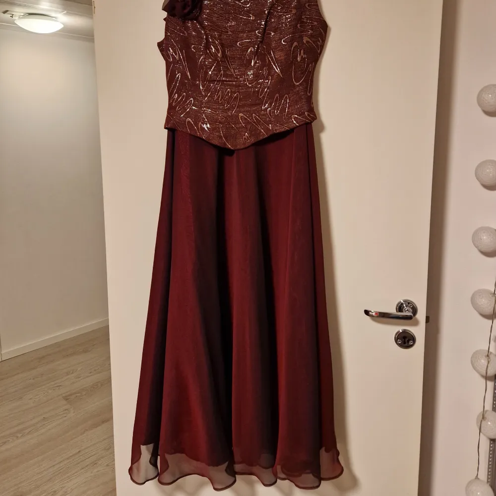 Röd klänning som är sparsamt använd. Strl 40. Klänningar.