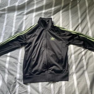 adidas kofta - en snygg adidas kofta som är ganska liten. jag är 160 och den sitter bra på mig.