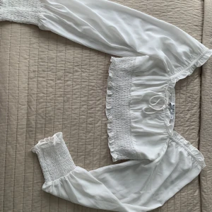 Topp - Crop top som sitter riktigt fint.  Luftig med silikon vid axlarna så den ej faller ner enkelt.  Knappt använd 