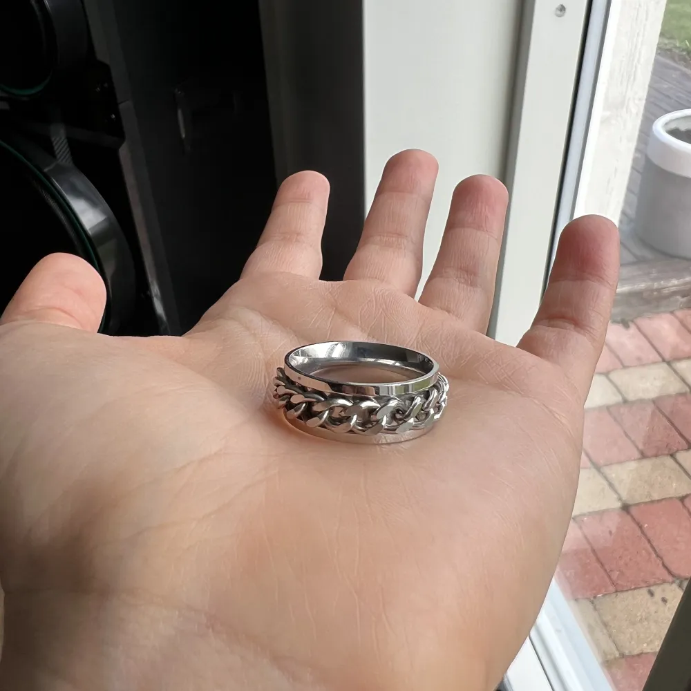 Stainless steel vattentålig silver ring med kedja på som snurrar/rör på sig.  Säljs för den är för stor för mig och använder ej.  Strl S för män så kanske sitter lite större på tjejer. Skriv vid fler frågor :). Accessoarer.