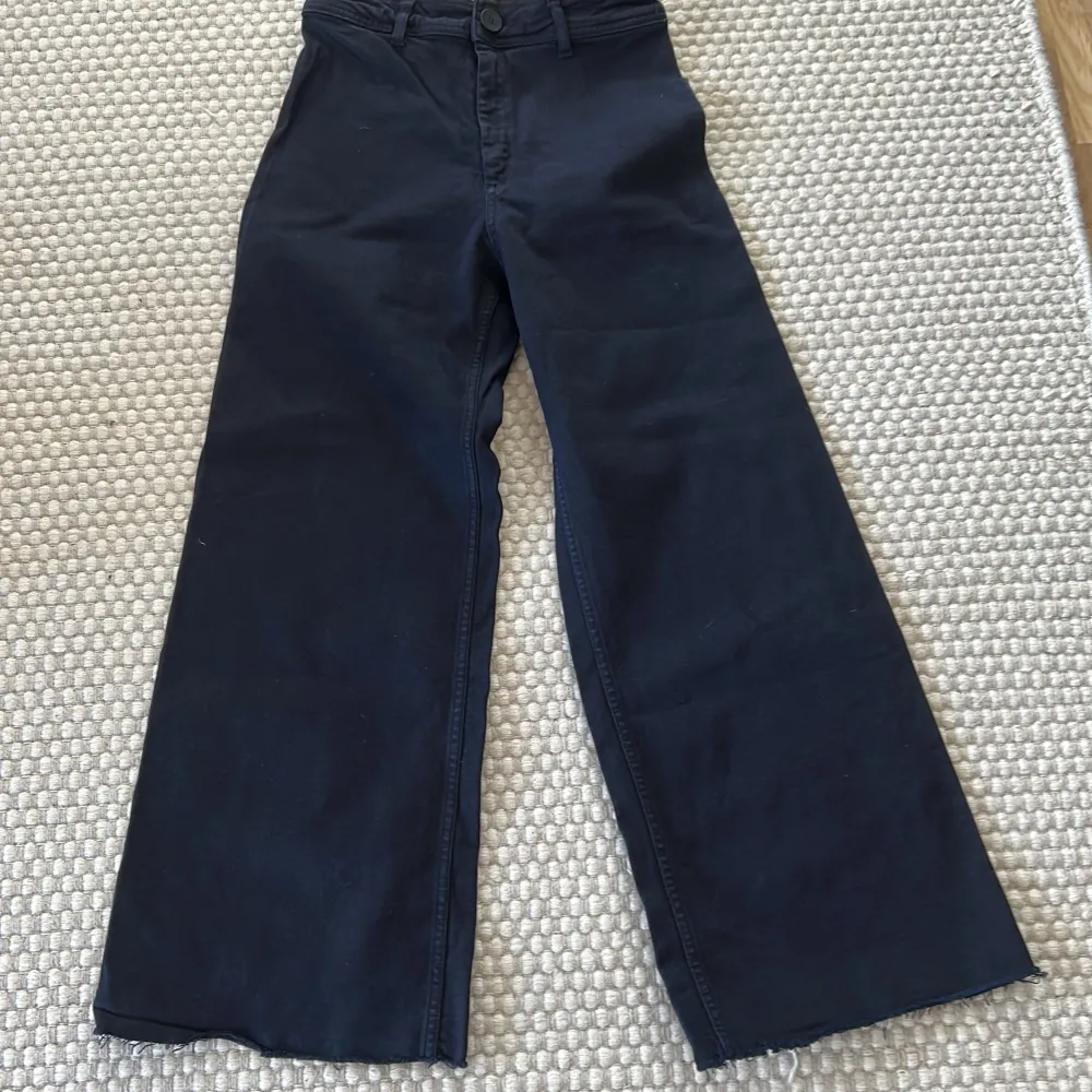 Marinblå byxor med breda ben från Zara använda en gång. Sitter så snyggt då midjan är halvhög.. två fickor bak.. Jeans & Byxor.