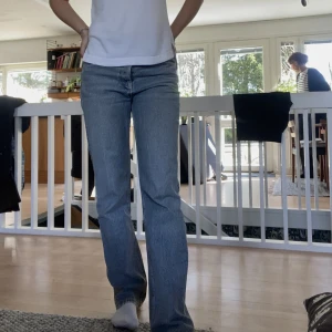 Zara Midrise Jeans  - Super snygga gråblåa jeans från Zara som tyvärr inte kommer till användning. De är i modellen ”Straight Leg Mid-Rise Jeans” i storlek 38 men skulle säga att de även passar 36-40 beroende på önskad passform. Skriv för fler bilder eller frågor!😊