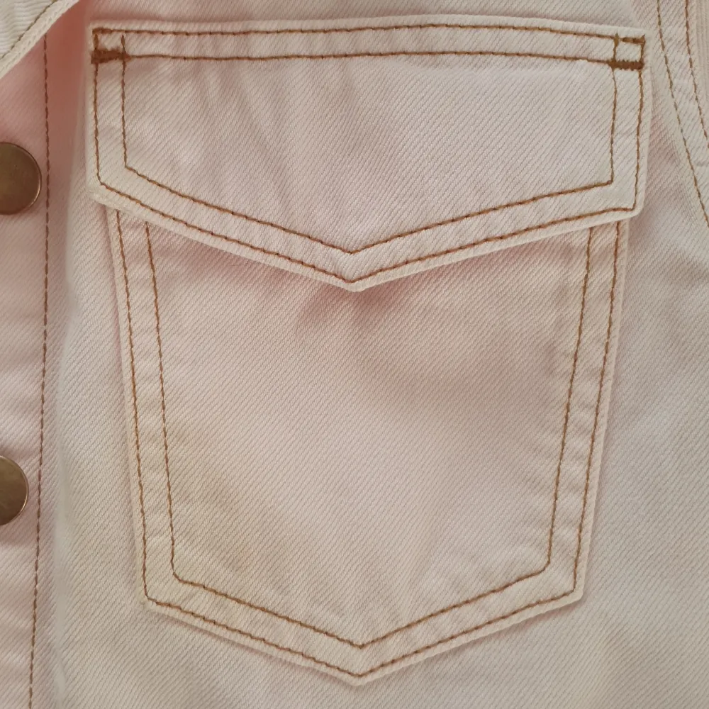 Size XS / S Slight discolouration from Tan (stained but washed)  Super cute cropped fit . Jackor.