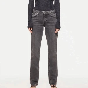 Gråa mid waist straight jeans - Zaras slutsålda jätte populära straight jeans i mid waist. I princip helt oanvända då jag beställde fel storlek