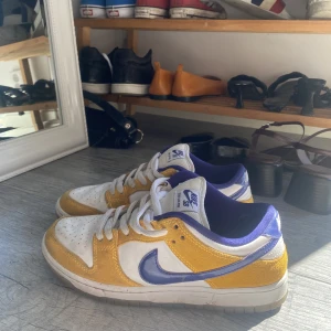 Nike dunks - Säljer mina nike dunks! Absolut bra skick kanske använda 5 gånger, byter till nya skosnören och rengör undertill ifall någon skulle vara intresserad ☺️