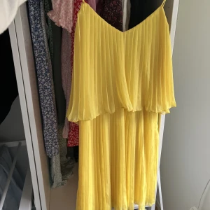 Gul klänning - Super söt klänning, perfekt nu t sommaren