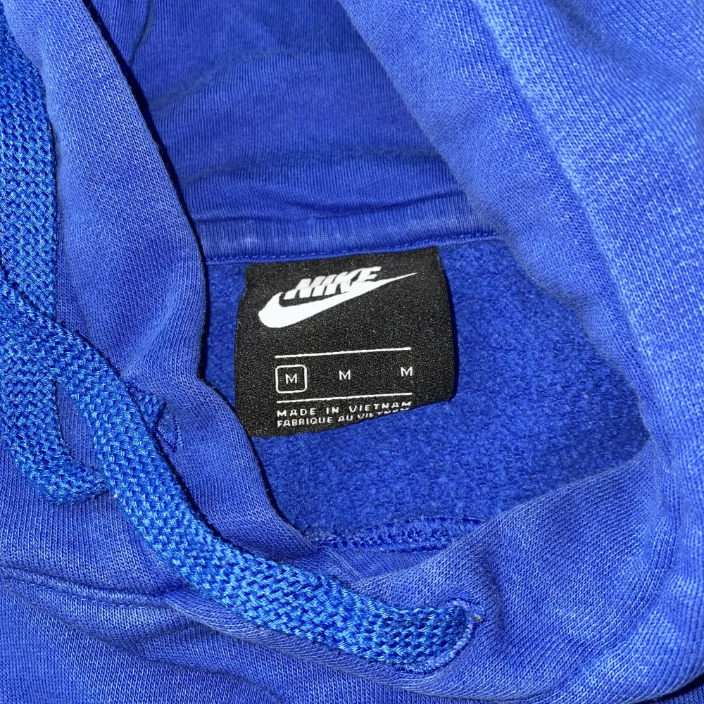 Nike hoodie i ett använt skick. . Hoodies.