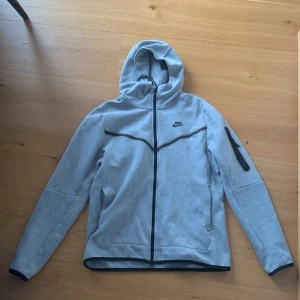 Nike tech fleece  - Hej, säljer en Nike tech fleece i färgen grå som är i ett fint skick. Ny pris ligger på runt 1300kr. Skriv för fler funderingar 😁