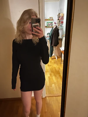 Klänning med öppen rygg - Jättefin svart klänning med öppen rygg som förtjänar att komma till användning!:)