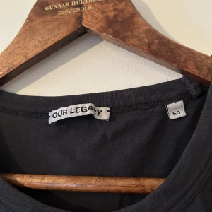 Our Legacy t-shirt - Fin OL tröja med ett ull tryck storlek 50 sitter M-L
