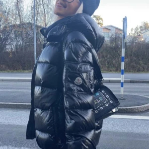 Moncler Maya Jacka - Säljer nu min moncler jacka i modellen Maya, för fler frågor eller bud skriv privat. Passar mig som vanligtvis när S, är 170 cm lång. Använd endast under en vinter, så den har inga defekter och är iprincip oanvänd. 💛